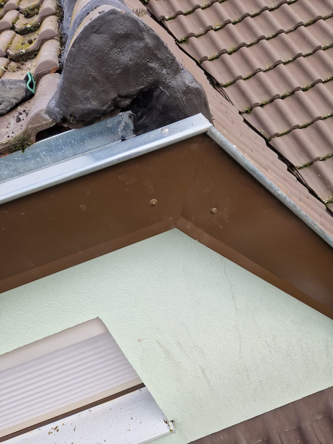 Laurent Roth working on a roof